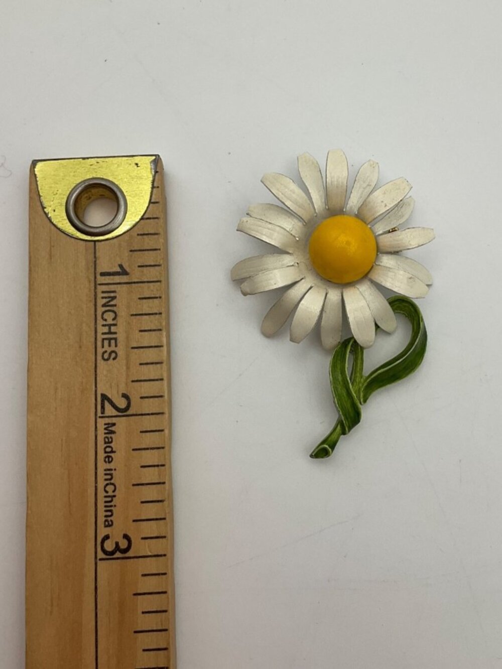 Vintage 60's Daisy Flower Enamel Brooch Pin Old Money MCM Jewelry Lady Like - Picture 2 of 6